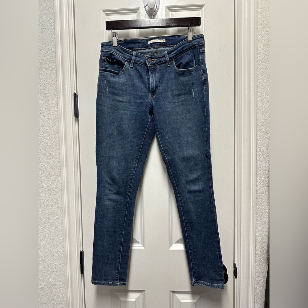 Levi’s 711 Skinny jeans.